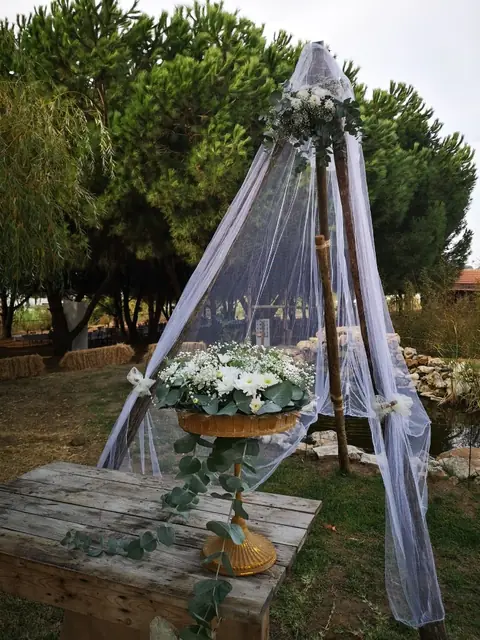 Altar exterior com tripé e flores