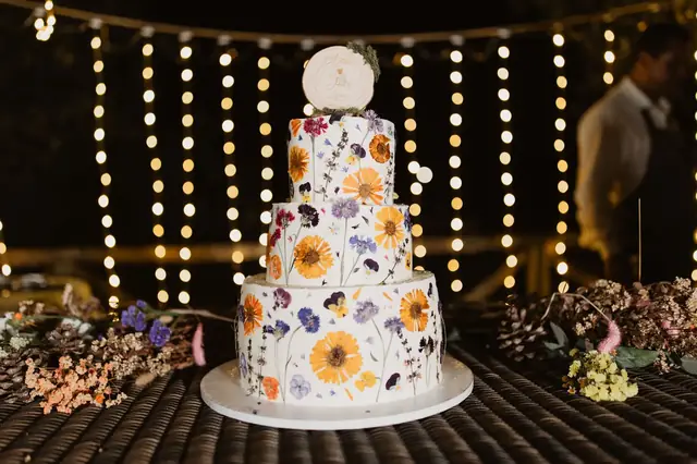 Bolo de casamento com flores