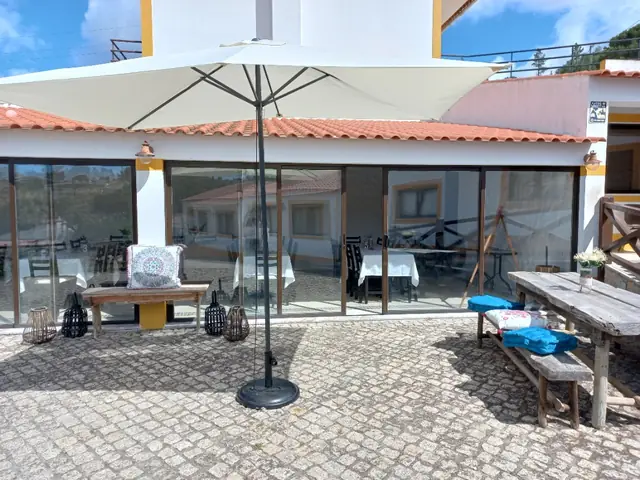 Terraço com guarda-sol e bancos
