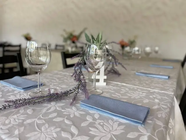 Detalhe de mesa no salão com lavanda