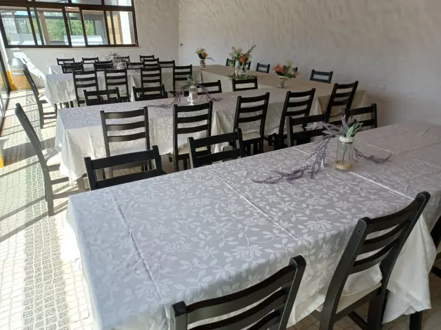 Salão com mesas e luz natural