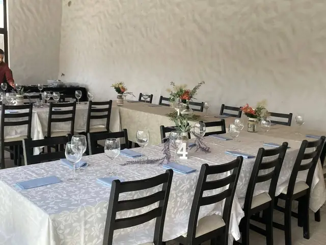 Salão com mesas preparadas