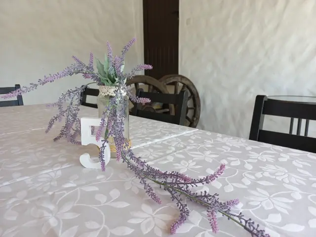 Preparação do salão — detalhe das mesas